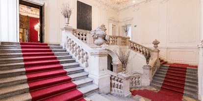 Winterhochzeit - Großau (Bad Vöslau) - Die Feststiege im Palais Schönborn-Batthyány in Wien. - Palais Schönborn-Batthyány