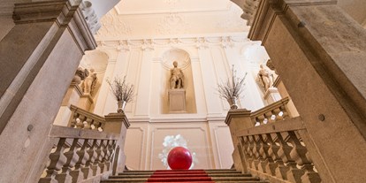 Winterhochzeit - Art der Location: Schloss - Wien - Die Feststiege im Palais Schönborn-Batthyány in Wien. - Palais Schönborn-Batthyány