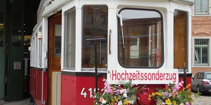 Winterhochzeit - Art der Location: ausgefallene Location - Siebenhaus - Heiraten in einem Wiener-Wahrzeichen. - Hochzeits-Bim