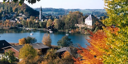 Winterhochzeit - Standesamt - Schwöll - Blick auf das Schloss Mattsee im Herbst. - Schloss Mattsee