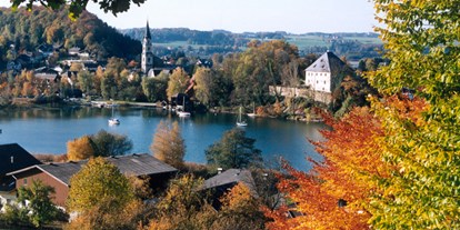 Winterhochzeit - Blick auf das Schloss Mattsee im Herbst. - Schloss Mattsee