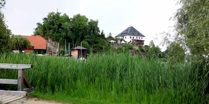 Winterhochzeit - Umgebung: am See - Stöfling - Das Schloss im Sommer von der Weyerbucht aus - Schloss Mattsee