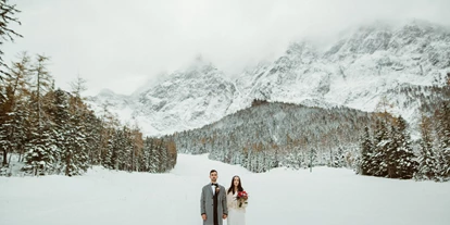 Winterhochzeit - Umgebung: in den Bergen - Roßhaupten - Die verschneite Landschaft bietet eine tolle Kulisse für unvergessliche Hochzeitsfotos. - Gamsalm Ehrwald 