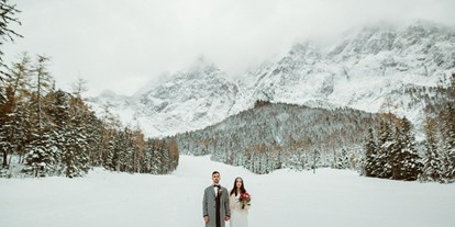 Winterhochzeit - Füssen - Die verschneite Landschaft bietet eine tolle Kulisse für unvergessliche Hochzeitsfotos. - Gamsalm Ehrwald 