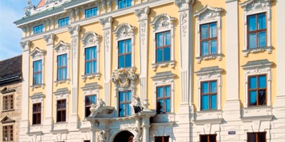 Winterhochzeit - nächstes Hotel - PLZ 2433 (Österreich) - Außenansicht Palais Daun-Kinsky - Palais Daun-Kinsky