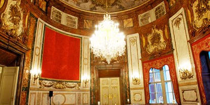 Winterhochzeit - Art der Location: Schloss - Mödling - Ovaler Festsaal als Herzstück des Palais - Palais Daun-Kinsky