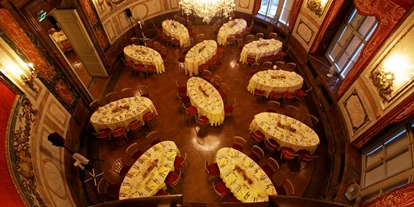 Winterhochzeit - Preisniveau: €€€ - Loretto - Ovaler Saal mit ovalen Dinnertischen - Palais Daun-Kinsky