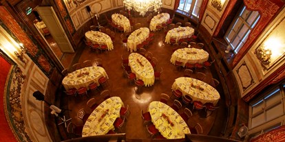 Winterhochzeit - Preisniveau: €€€ - Wien - Ovaler Saal mit ovalen Dinnertischen - Palais Daun-Kinsky