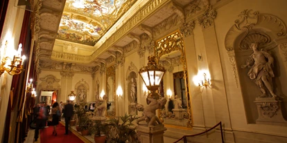 Winterhochzeit - Art der Location: Schloss - Wien Hietzing - prunkvolle Feststiege als beeindruckender Entrée  - Palais Daun-Kinsky