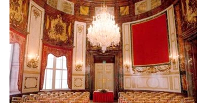 Winterhochzeit - Art der Location: Schloss - Obergänserndorf - Ovaler Festsaal Trauung - Palais Daun-Kinsky