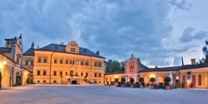 Winterhochzeit - Hochzeits-Stil: Fine-Art - Schwöll - Außenansicht. Schloss Innenhof. Abenddämmerung - Gasthaus zu Schloss Hellbrunn