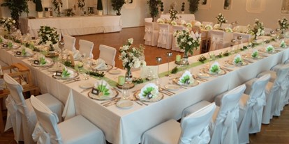Winterhochzeit - Preisniveau: €€ - Langenlois - Hochzeitstafel im Blauen Salon - Gasthof "Zum Goldenen Adler"