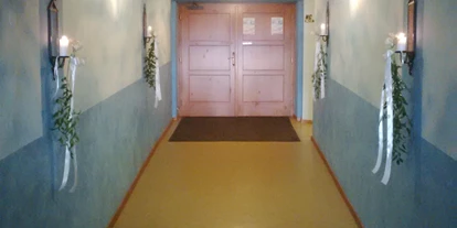 Winterhochzeit - Umgebung: in einer Stadt - Tresdorf (Leobendorf) - Eingangsbereich in den Festsaal - Gasthof "Zum Goldenen Adler"