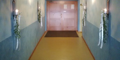 Winterhochzeit - Umgebung: in einer Stadt - Getzersdorf (Inzersdorf-Getzersdorf) - Eingangsbereich in den Festsaal - Gasthof "Zum Goldenen Adler"