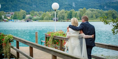 Winterhochzeit - Preisniveau: €€ - Faak am See - romantischer Augenblick an der Bootsanlegestelle - Inselhotel Faakersee - Inselhotel Faakersee