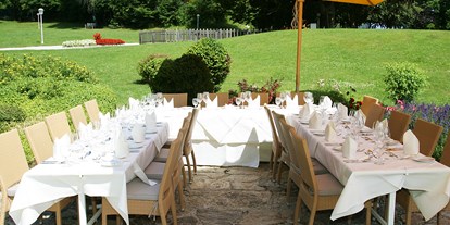 Winterhochzeit - Art der Location: privates Anwesen - Kärnten - Hochzeitstafel im Kastaniengarten - Inselhotel Faakersee - Inselhotel Faakersee