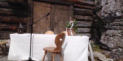 Winterhochzeit - Art der Location: Restaurant - Ried (Sankt Gilgen) - Heiraten auf der Unterhofalm in Filzmoos. Auf Wunsch auch vor dem Felsen,
neben dem Stall - Unterhofalm