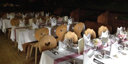 Winterhochzeit - Art der Location: Restaurant - Ried (Sankt Gilgen) - Heiraten auf der Unterhofalm in Filzmoos. Egal welche Hochzeitsfarbe, in den 
Stall passt alles - Unterhofalm