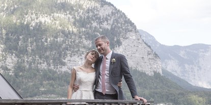 Winterhochzeit - Geeignet für: Hochzeit - Salzkammergut - couple at terrasse penthouse - Hallstatt Hideaway