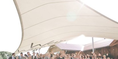Winterhochzeit - Hochzeits-Stil: Traditionell - Mödling - Für ausreichend Schatten ist am Weingut Cobenzl gesorgt.
Foto © stillandmotionpictures.com - Weingut Wien Cobenzl