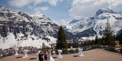 Winterhochzeit - nächstes Hotel - St. Anton am Arlberg - Die Terrasse eignet sich wunderbar für standesamtliche Trauungen - Hotel Sonnenburg