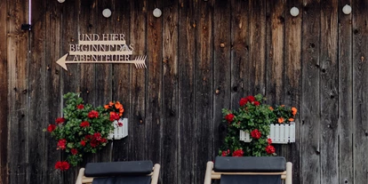 Winterhochzeit - Art der Location: privates Anwesen - Fötschach (Leutschach an der Weinstraße) - Entspannt während der Hochzeit bei einem kühlen Blonden in der Gartenoase des Herkhof. - Herkhof