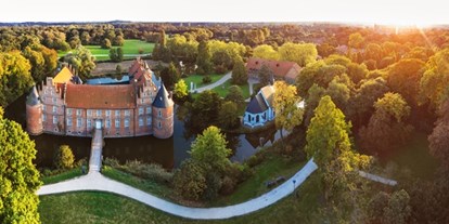 Winterhochzeit - Preisniveau: €€€ - Nordrhein-Westfalen - Blick auf den Haupteingang des Schlosses - rechts unsere kleine Kapelle - Schlossgastronomie Herten