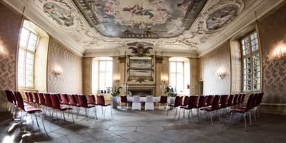 Winterhochzeit - Preisniveau: €€€ - Herne - Barocksaal: 

Wohl einer -wenn nicht sogar- der schönste Raum im ganzen Schloss. Die herrliche Stuckdecke mit den tollen innenliegenden Gemälden, hochwertige Stofftapeten und ein imposanter Marmorkamin lassen den Prunk vergangener Zeiten erahnen. Der Barocksaal ist der beliebteste Raum für eine standesamtliche Trauung und bietet Platz für bis zu 90 Gäste. Gerne wird dieser Raum aber auch für Seminare, Empfänge oder andere Festlichkeiten genutzt. Bei unseren Hochzeitgesellschaften dient dieser Raum nicht nur als Buffetbereich, sondern gerne werden hier auch die Cocktailbar, eine Candybar, ein Kindertisch oder sonstige „Specials“ passend zur jeweiligen Hochzeit aufgebaut. - Schlossgastronomie Herten