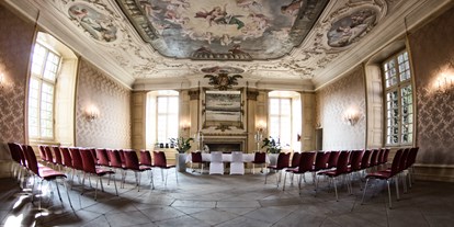 Winterhochzeit - Preisniveau: €€€ - Oberhausen (Oberhausen, Stadt) - Barocksaal: 

Wohl einer -wenn nicht sogar- der schönste Raum im ganzen Schloss. Die herrliche Stuckdecke mit den tollen innenliegenden Gemälden, hochwertige Stofftapeten und ein imposanter Marmorkamin lassen den Prunk vergangener Zeiten erahnen. Der Barocksaal ist der beliebteste Raum für eine standesamtliche Trauung und bietet Platz für bis zu 90 Gäste. Gerne wird dieser Raum aber auch für Seminare, Empfänge oder andere Festlichkeiten genutzt. Bei unseren Hochzeitgesellschaften dient dieser Raum nicht nur als Buffetbereich, sondern gerne werden hier auch die Cocktailbar, eine Candybar, ein Kindertisch oder sonstige „Specials“ passend zur jeweiligen Hochzeit aufgebaut. - Schlossgastronomie Herten