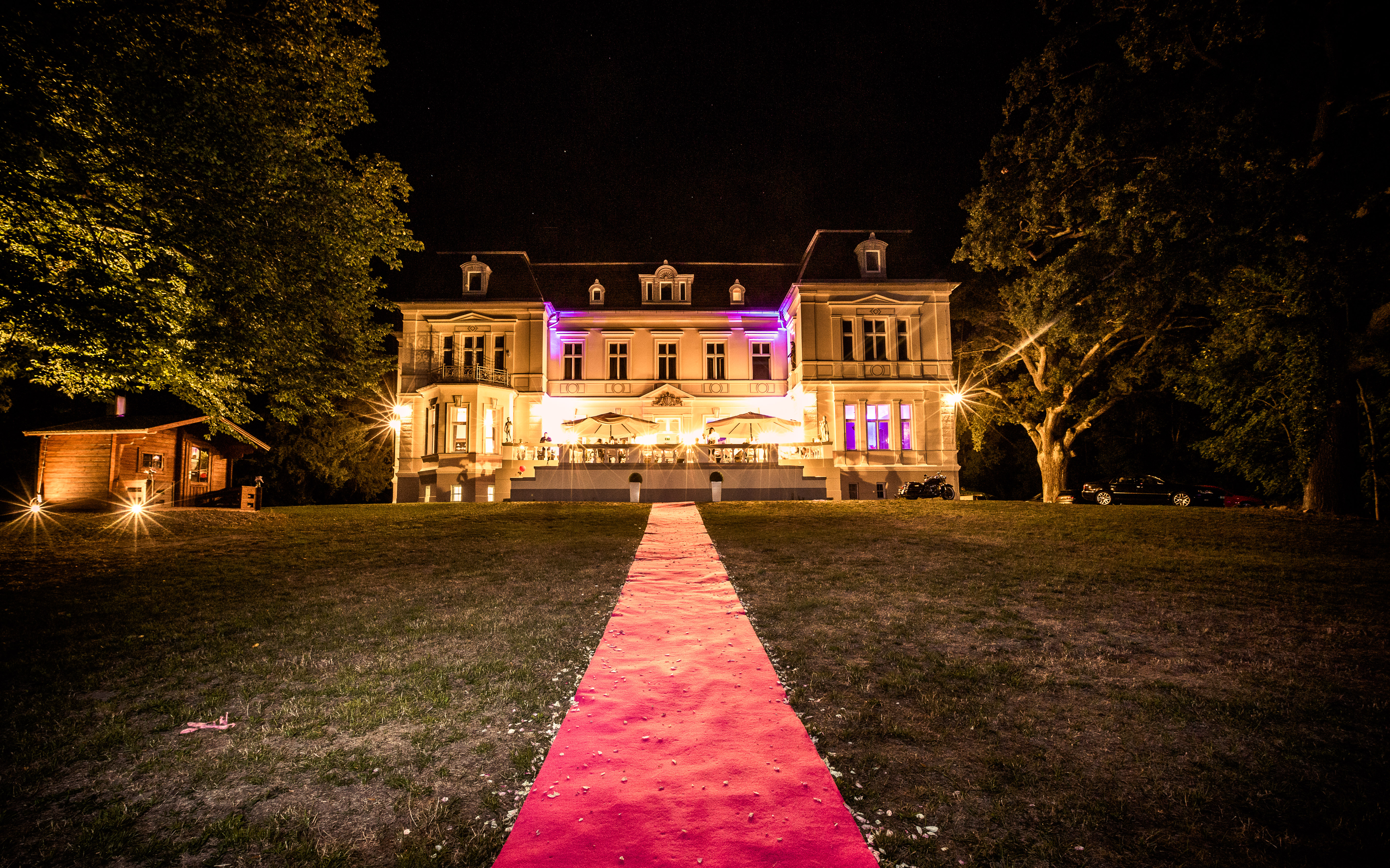 Hochzeitslocation - Hochzeitslocation Eventschloss Schönfeld - Blick auf die Südseite bei Nacht - Eventschloss Schönfeld