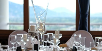 Winterhochzeit - Preisniveau: €€ - Hard - Ein festlich gedeckte Hochzeitstafel im Burgrestaurant Gebhardsberg. - Burgrestaurant Gebhardsberg
