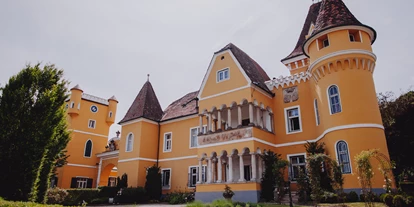 Winterhochzeit - Umgebung: in einer Stadt - Grössing - Weingut Georgi Schloss - Georgi Schloss und Weingut