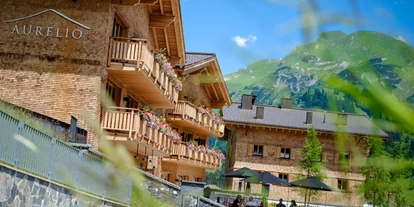 Winterhochzeit - Preisniveau: €€€€ - St. Anton am Arlberg - Außenansicht Hotel im Sommer - Hotel & Chalet Aurelio