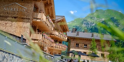 Winterhochzeit - Art der Location: Hotel - Vorarlberg - Außenansicht Hotel im Sommer - Hotel & Chalet Aurelio