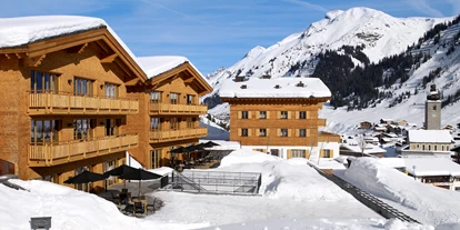 Winterhochzeit - Kirche - St. Anton am Arlberg - Außenansicht Hotelanlage im Winter - Hotel & Chalet Aurelio
