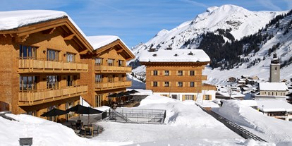 Winterhochzeit - Art der Location: Restaurant - Vorarlberg - Außenansicht Hotelanlage im Winter - Hotel & Chalet Aurelio