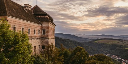Winterhochzeit - Art der Location: Schloss - Weißenkirchen in der Wachau - Traumhafter Ausblick auf die umliegende Landschaft. - Benediktinerstift Göttweig