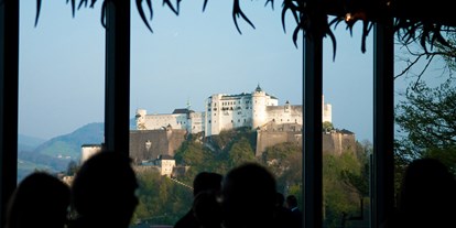 Winterhochzeit - Preisniveau: €€€ - Salzburg - Heiraten im m32 mit Blick auf die Festung Hohensalzburg.
Foto © greenlemon.at - m32