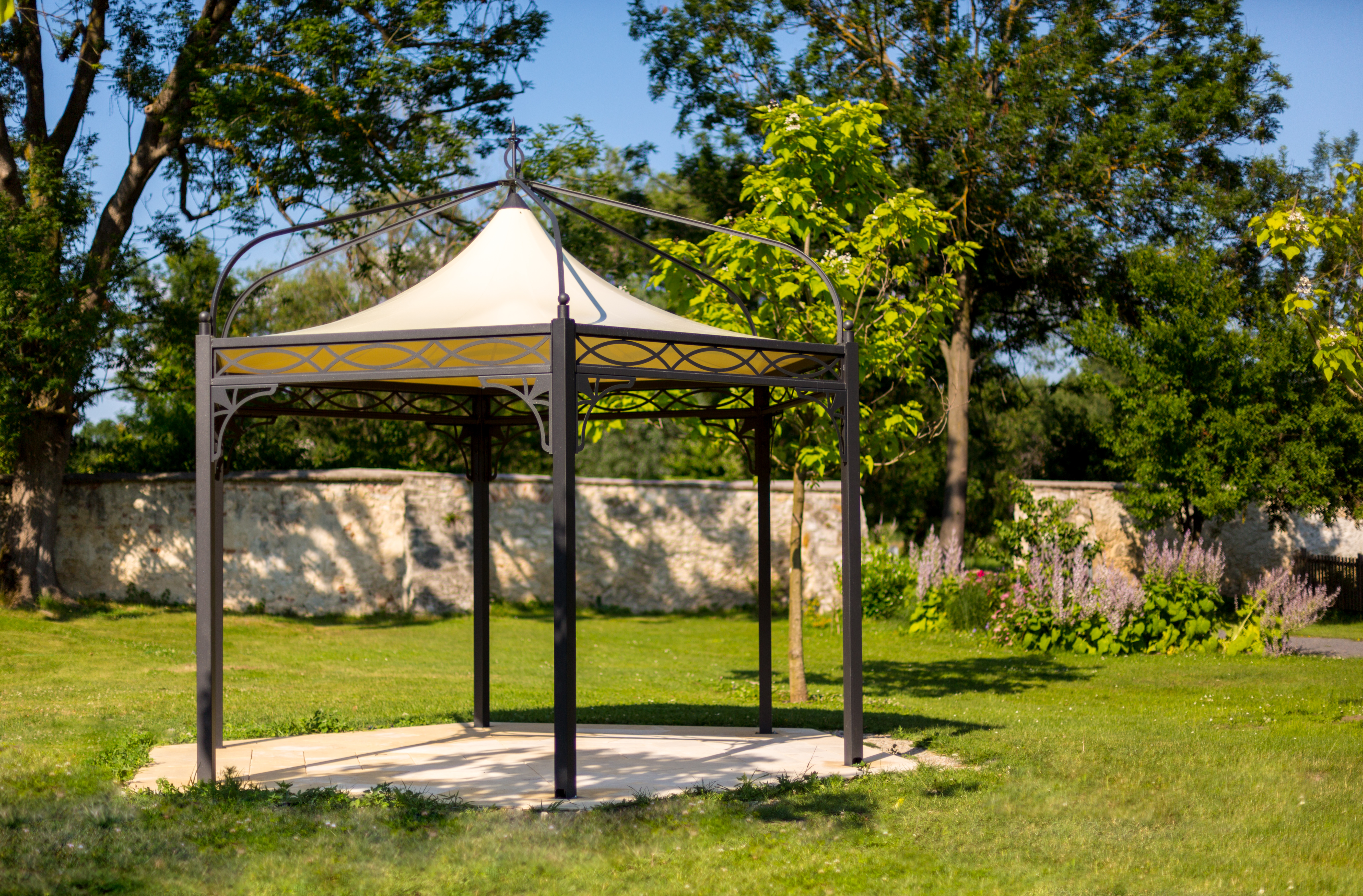 Hochzeitslocation - Unser Hochzeitspavillon in der Gartenanlage des Schloss Lackenbach. - Schloss Lackenbach