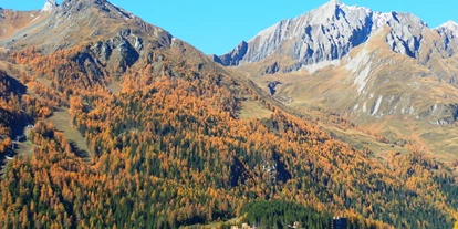 Winterhochzeit - Umgebung: am Land - Tirol - Gradonna Gesamtansicht im Herbst - Gradonna ****s Mountain Resort Châlets & Hotel