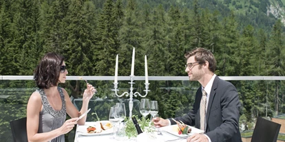 Winterhochzeit - Umgebung: am Land - Tirol - Dinner auf der Terrasse des Turmes - Gradonna ****s Mountain Resort Châlets & Hotel