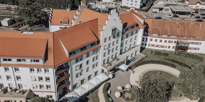 Winterhochzeit - Preisniveau: €€ - Berg (Landkreis Ravensburg) - Blick auf das Sentido Seehotel Am Kaiserstrand vom Bodensee aus.  - Seehotel am Kaiserstrand