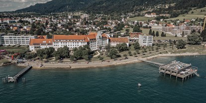 Winterhochzeit - Preisniveau: €€€ - Dornbirn - Blick auf das Sentido Seehotel Am Kaiserstrand vom Bodensee aus.  - Seehotel am Kaiserstrand