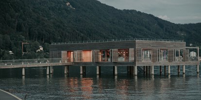 Winterhochzeit - PLZ 88214 (Deutschland) - Das einzigartige Badehaus auf dem Bodensee gilt als Vorzeigeobjekt der Vorarlberger Holzbaukunst. 
Platz für 60 Personen bei schlechtem Wetter / Platz für 140 Personen bei schönem Wetter.  - Seehotel am Kaiserstrand