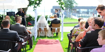 Winterhochzeit - Preisniveau: €€€ - Berg (Landkreis Ravensburg) - Hochzeitszeremonie im Garten - Seehotel am Kaiserstrand