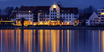 Winterhochzeit - Preisniveau: €€€ - Region Bodensee - Blick auf das Sentido Seehotel Am Kaiserstrand vom Bodensee aus.  - Seehotel am Kaiserstrand