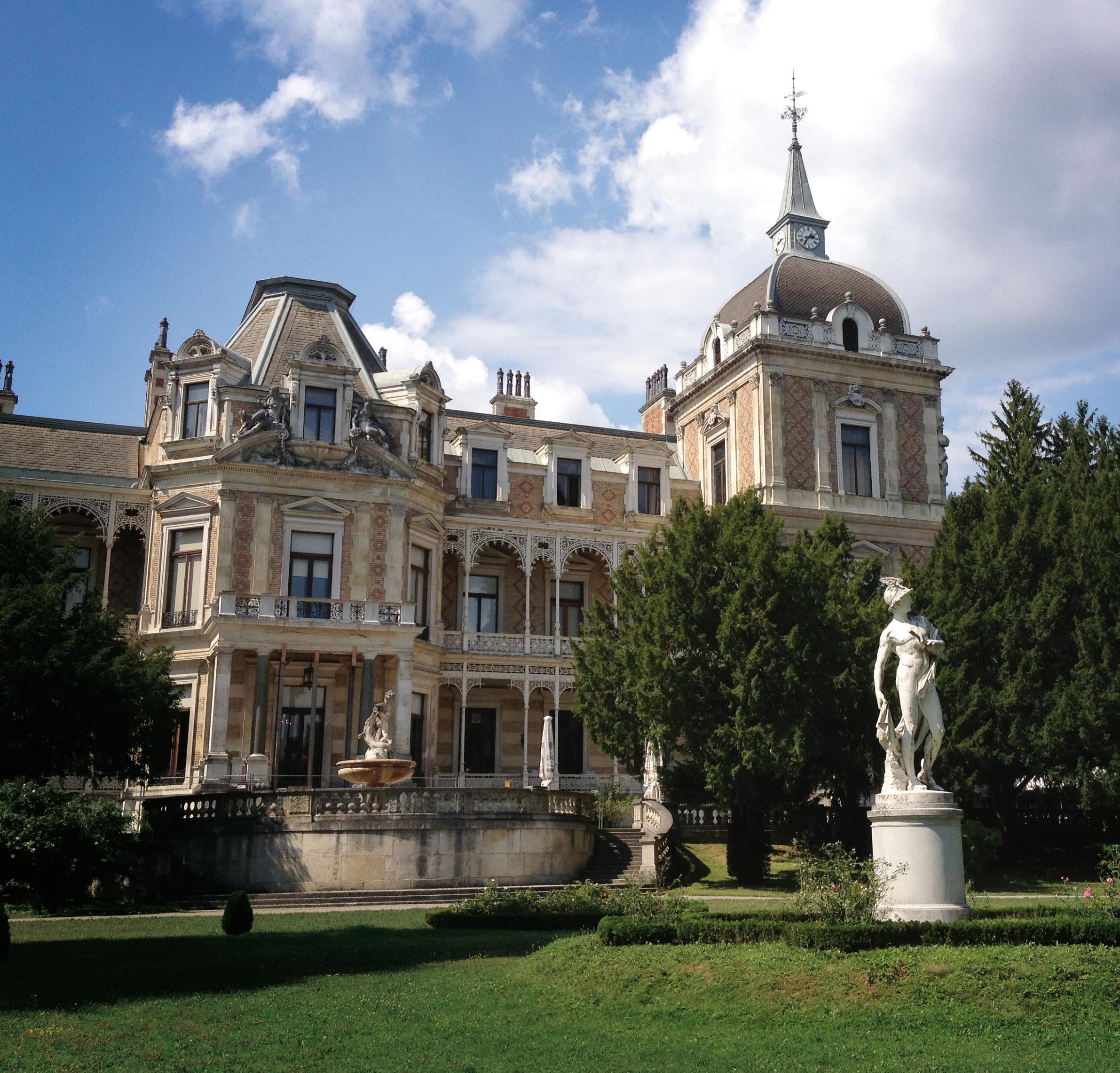 Hochzeitslocation - Blick vom Garten zur Terrasse der Hermesvilla - im Vordergrund die HERMES-Statue  - Hermes Café Restaurant Labstelle