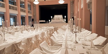 Winterhochzeit - PLZ 82541 (Deutschland) - Unser wunderschöner Hochzeitssaal im Stadtkern Penzbergs. Dieser schöne Saal bietet Platz für bis zu 400 Personen. Buchen Sie noch heute Ihre Traumhochzeit, Verlobungsfeier oder Henna Abend! 015222985950 - Gala Salon