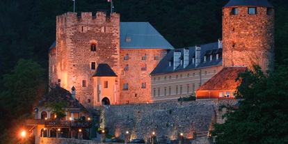 Winterhochzeit - Preisniveau: €€ - Burgstall (Großklein) - Die Burg Deutschlandsberg bei Nacht. - Burg Deutschlandsberg