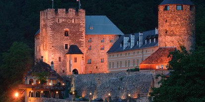 Winterhochzeit - Art der Location: Burg - Großklein - Die Burg Deutschlandsberg bei Nacht. - Burg Deutschlandsberg